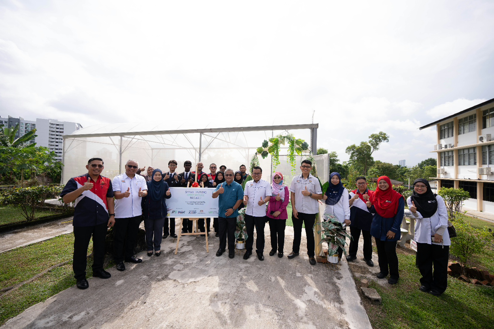 Yayasan JCorp Expands Smart Farming Initiative with Eight Greenhouse at SMK Tasek Utara